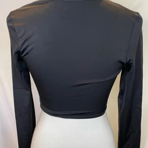 New woman’s. Cut out top - Picture 2 of 3